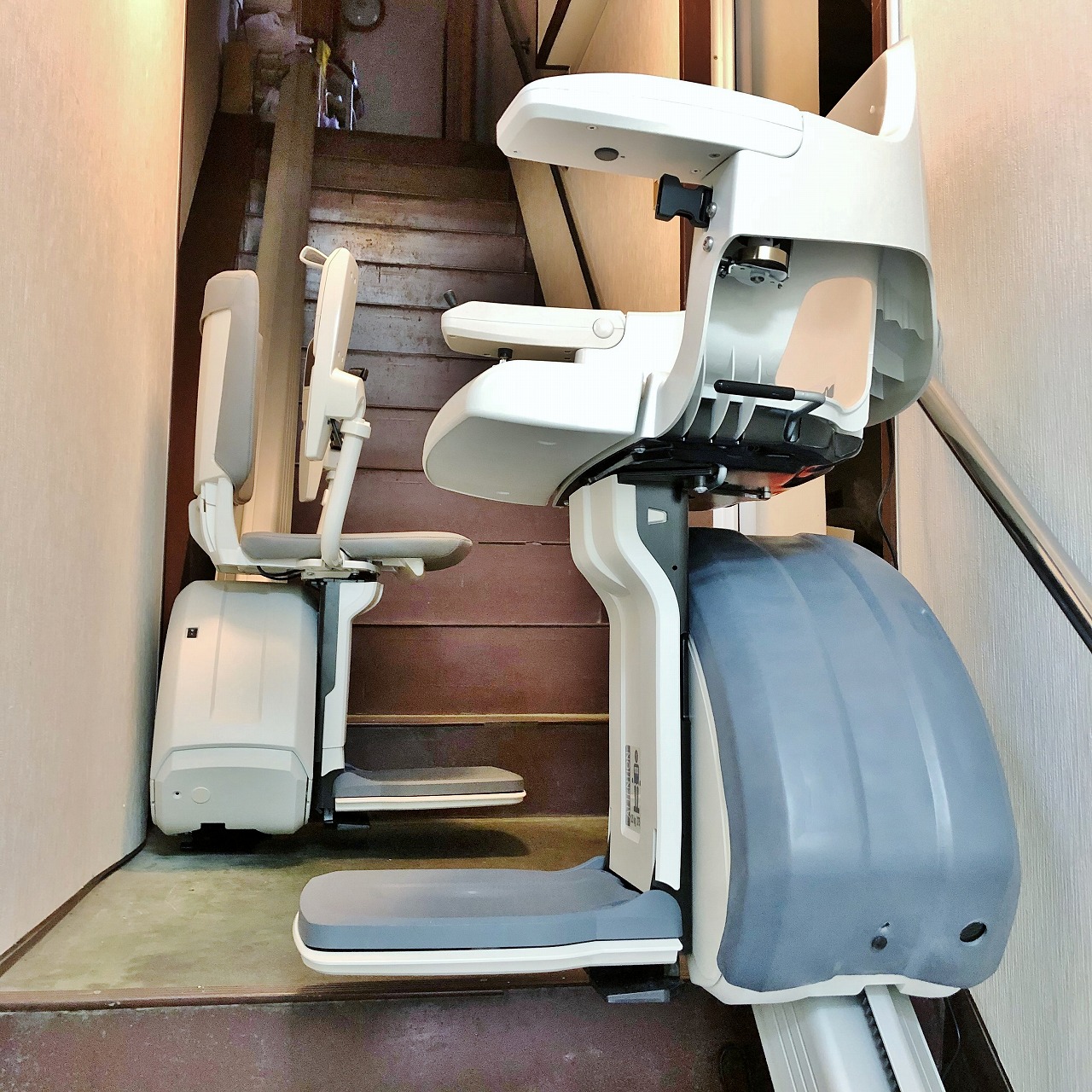 長く急な直線階段を 階段昇降機二台でリレー 階段昇降機の Tke